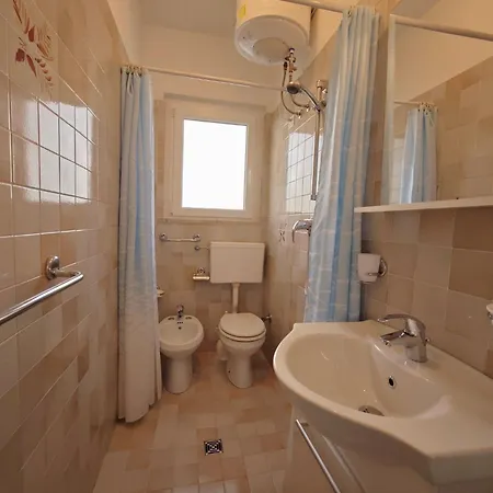 Bright Ground-floor Retreat Near The Sea 公寓 *